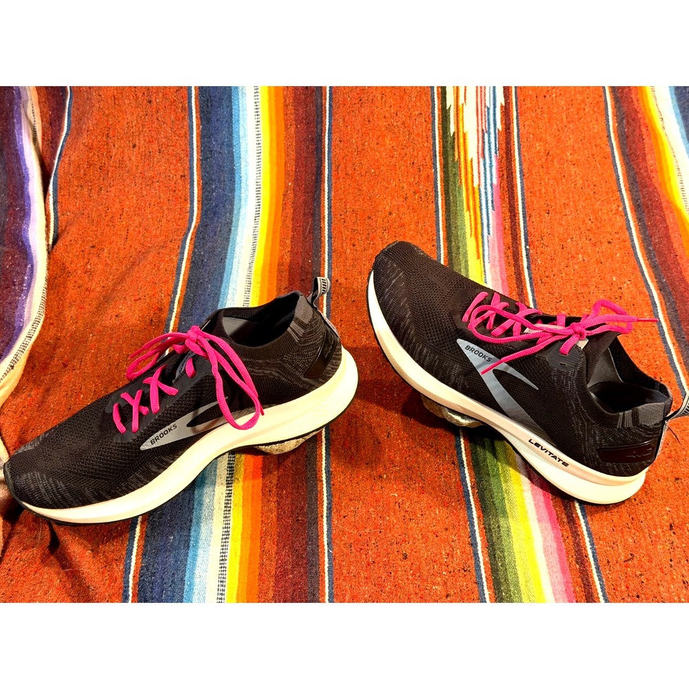 NWOT - Brooks Levitate 4 Running Shoes Mens 10.5 Black/Gray with Pink Laces -